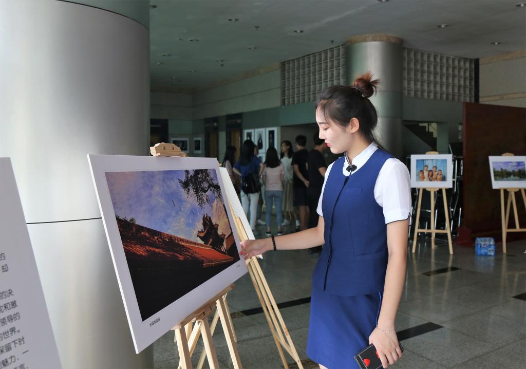 员工参观影展