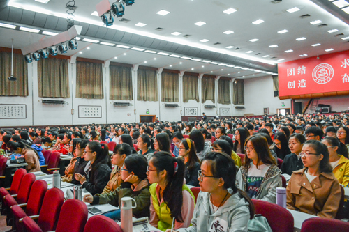 员工代表在文化艺术活动中心集中观看十九大开幕会