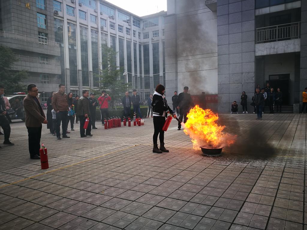 员工进行灭火演练-1