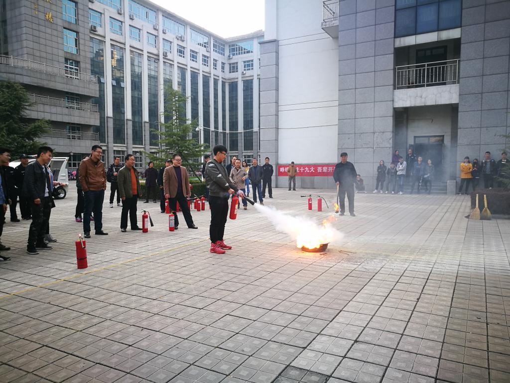 员工进行灭火演练-2