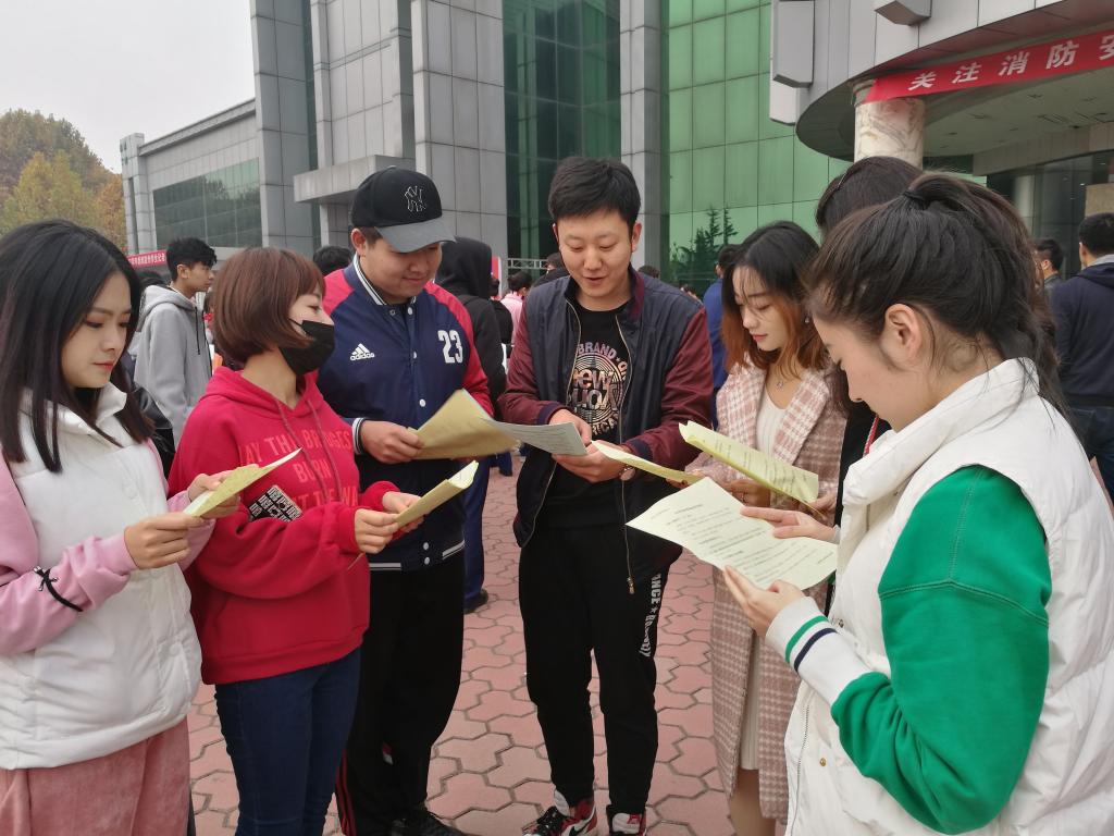 员工们学习交流