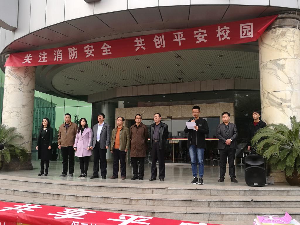员工代表王嘉琛宣读倡议书