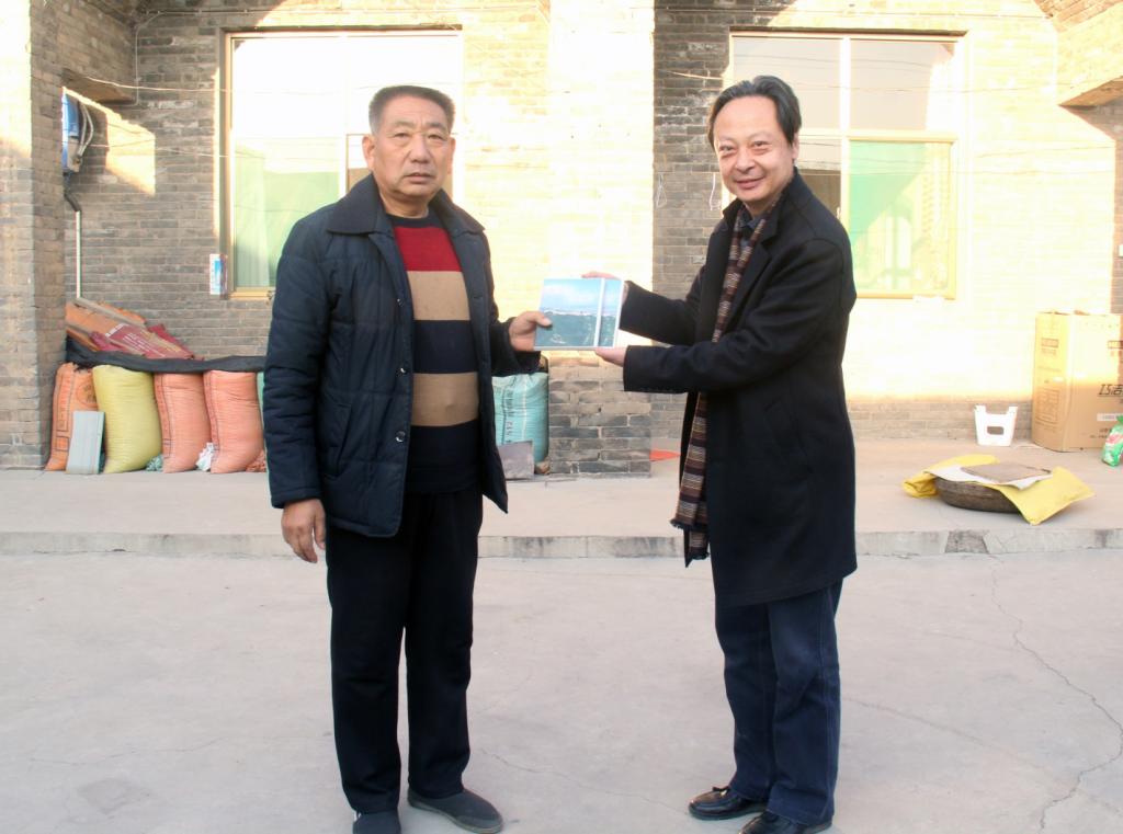曹飞经理向“青龙山七社管理委员会”送交作品