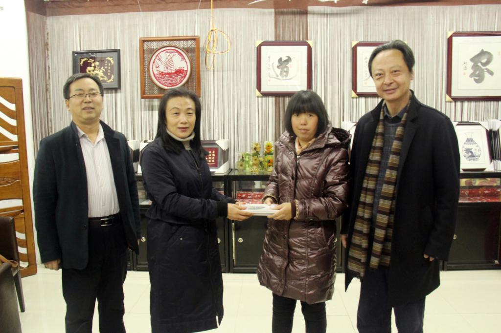 邵晓慧书记向“裕琳民间艺术会馆”送交作品